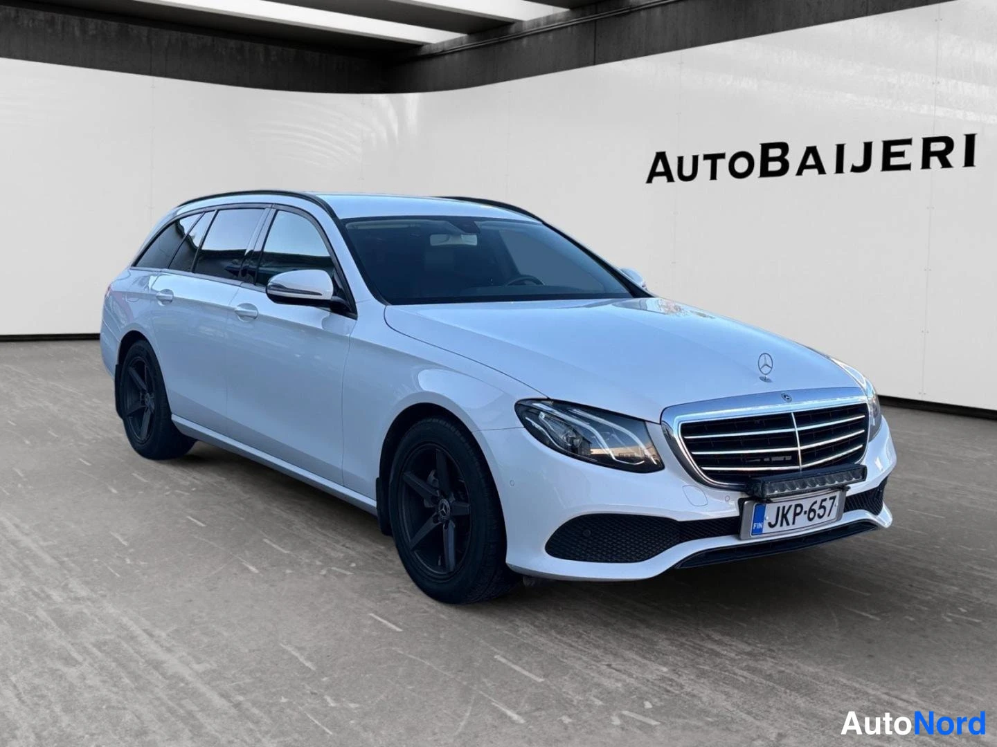 Valkoinen Mercedes-Benz E 200 d 2017, etuviisto, keula oikealle, kuva 2