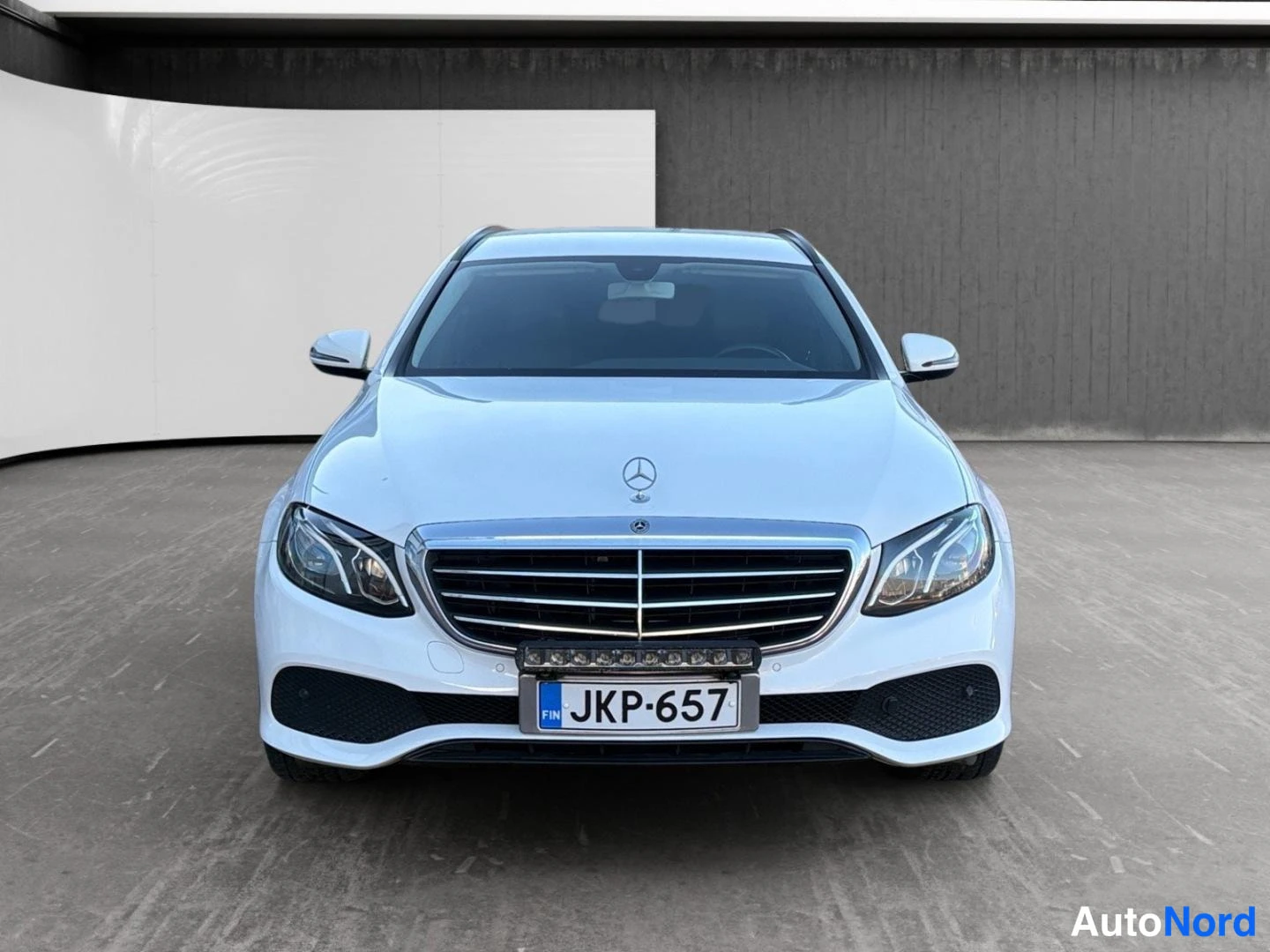Valkoinen Mercedes-Benz E 200 d 2017, edestä, kuva 3