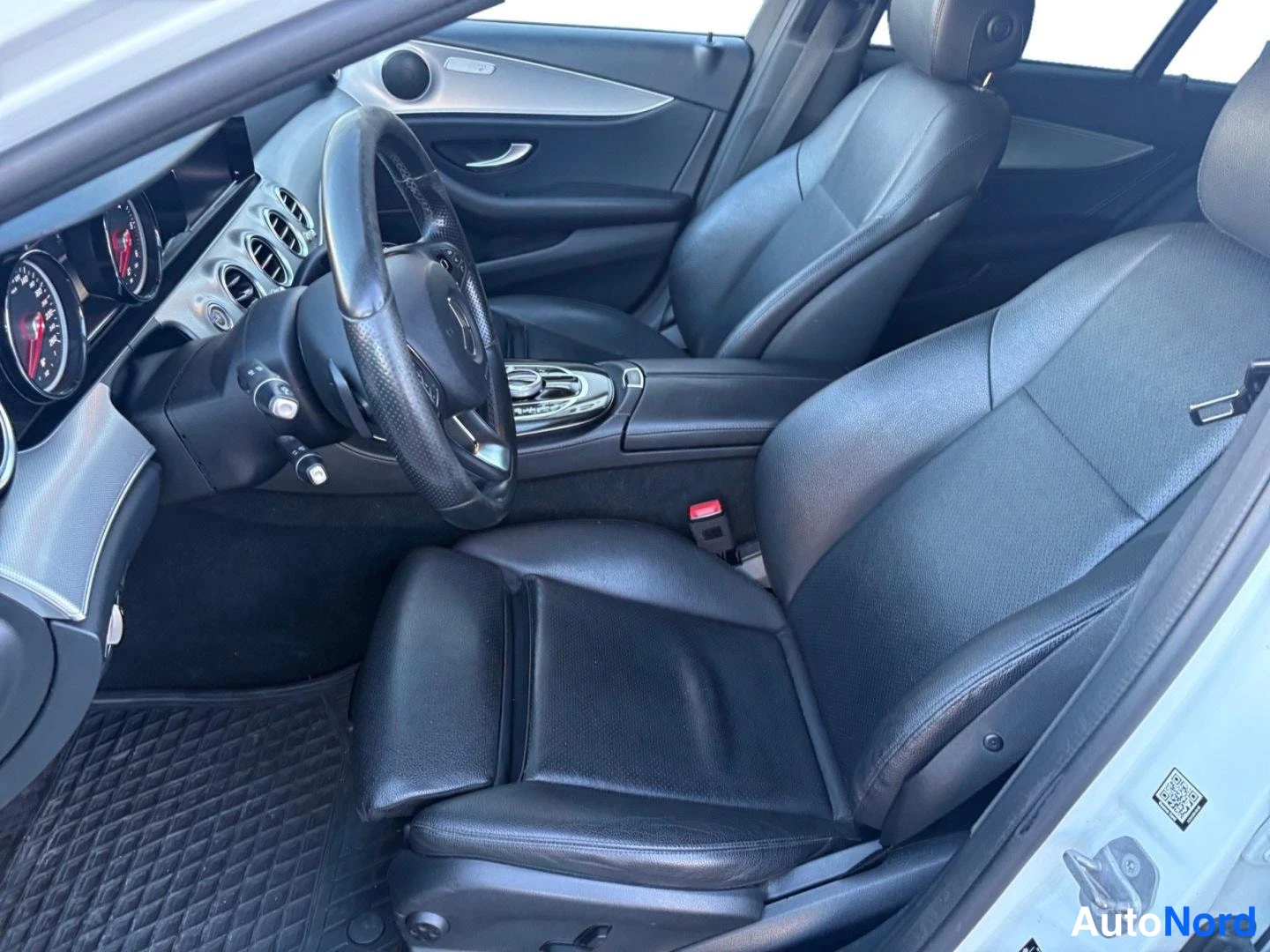 Valkoinen Mercedes-Benz E 200 d 2017, etuistuimet, kuva 11