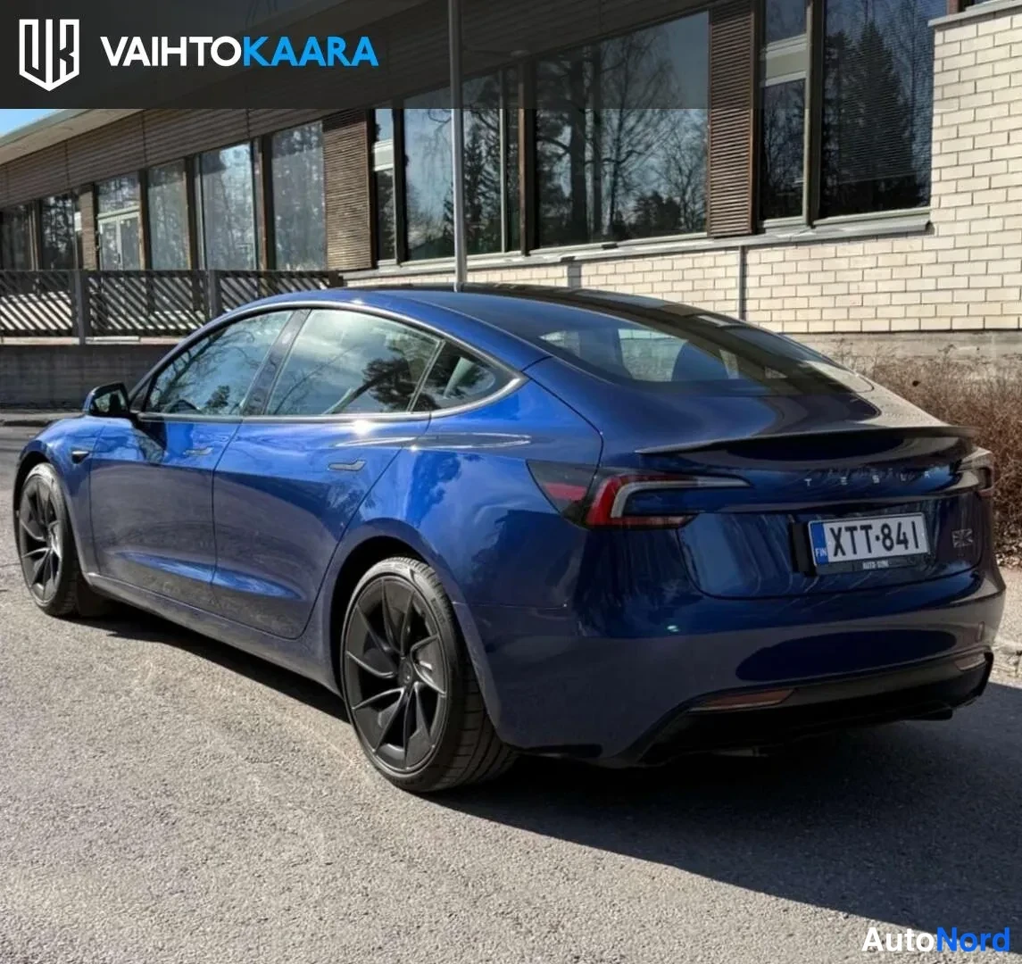 Sininen Tesla Model 3 Performance 2024, takaviisto, kuva 3