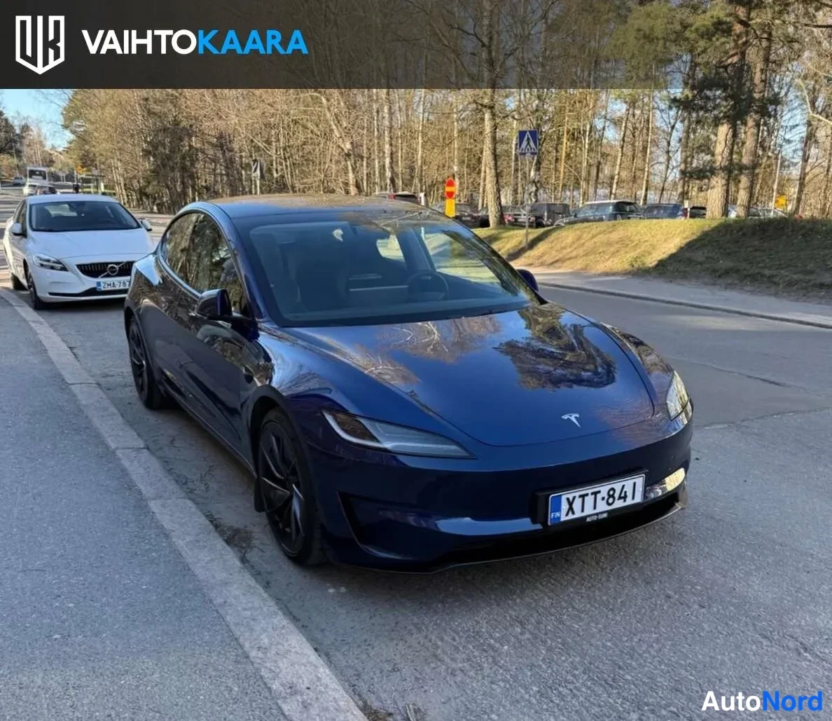 Sininen Tesla Model 3 Performance 2024, etuviisto, keula oikealle, kuva 2