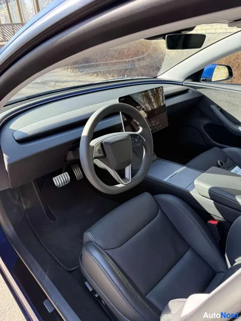 Sininen Tesla Model 3 Performance 2024, ohjaamo, kuva 4