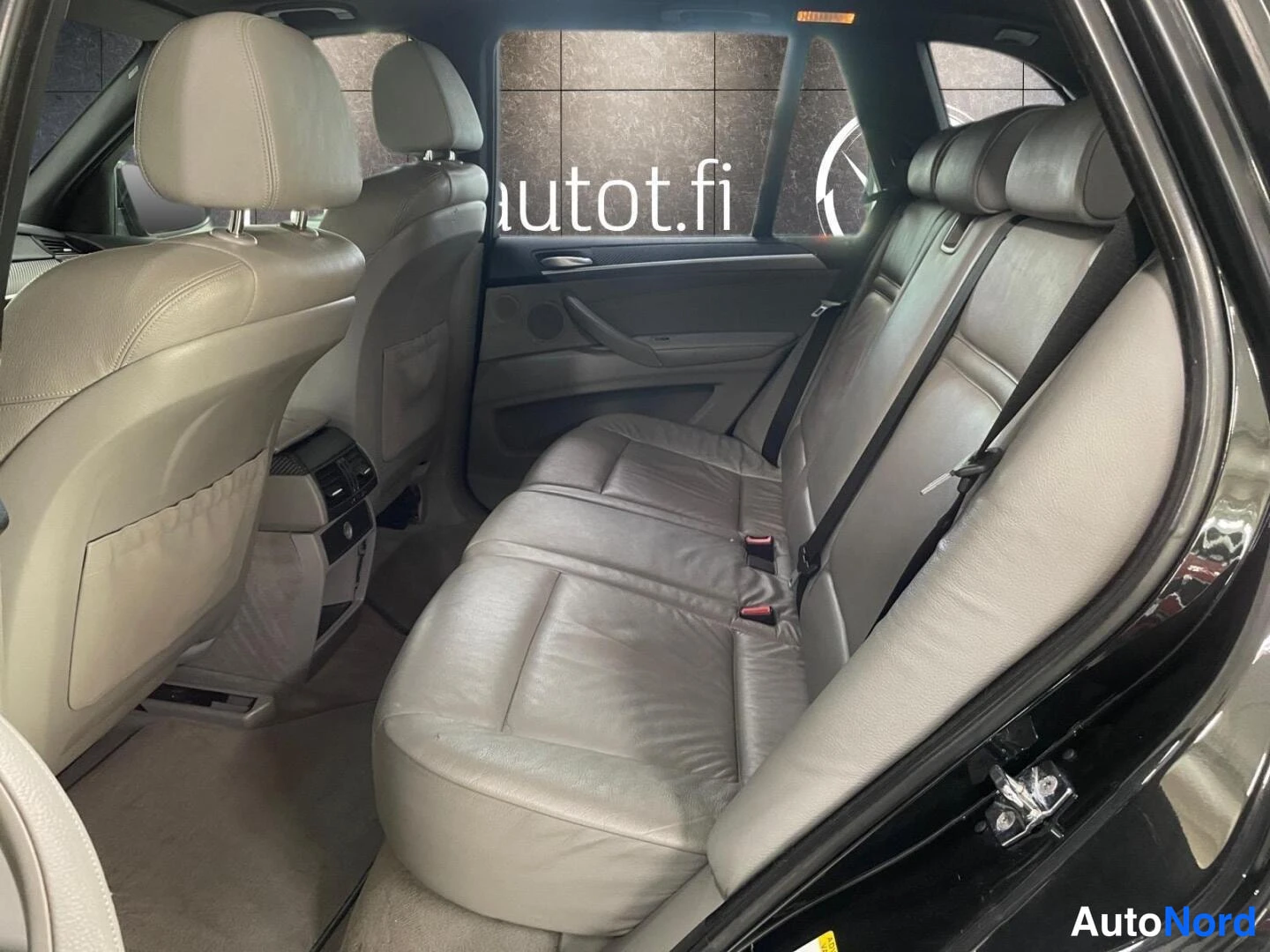 Musta BMW X5 xDrive30d 2007, takaistuimet, kuva 14