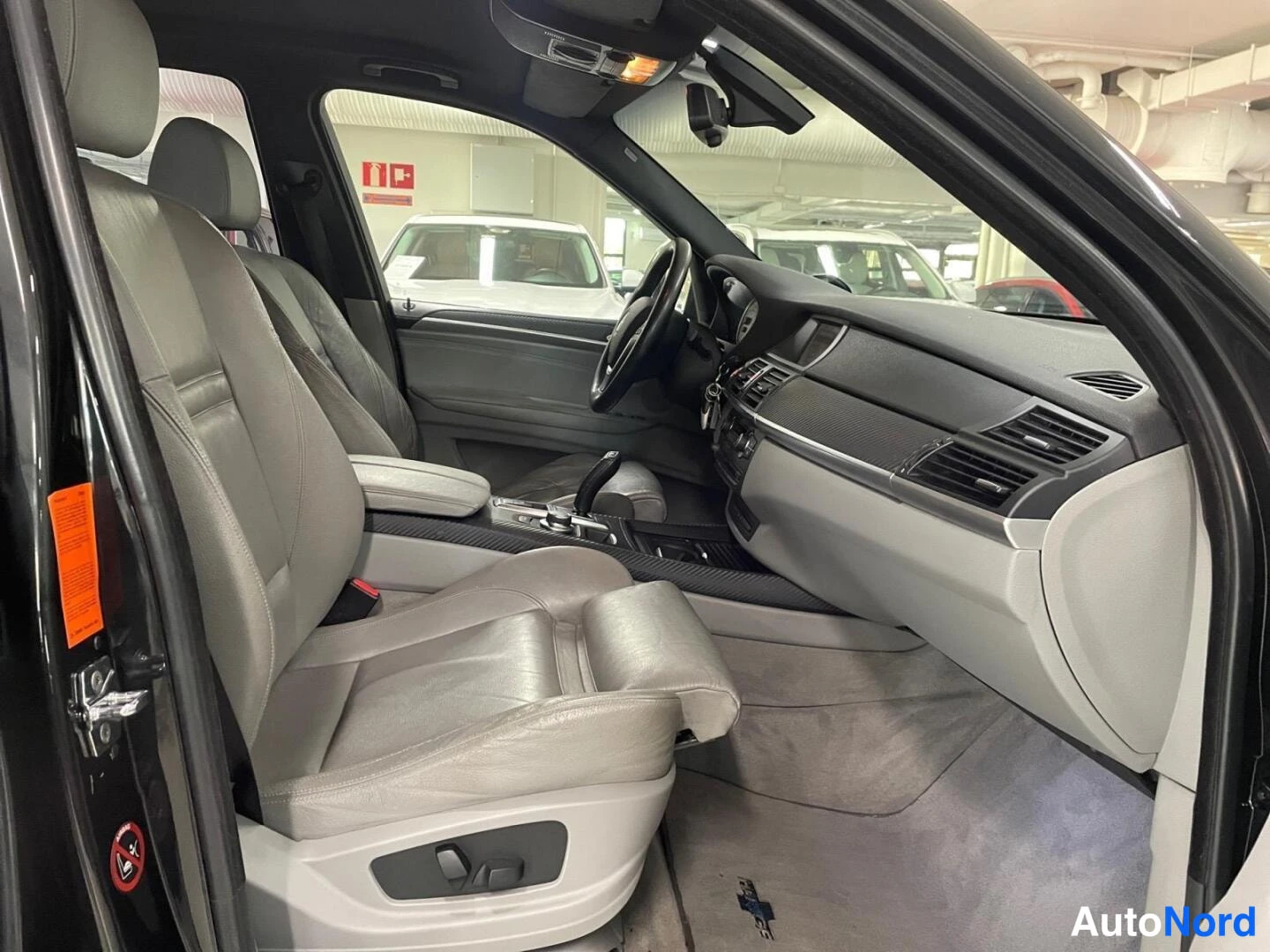 Musta BMW X5 xDrive30d 2007, ohjaamo, kuva 11