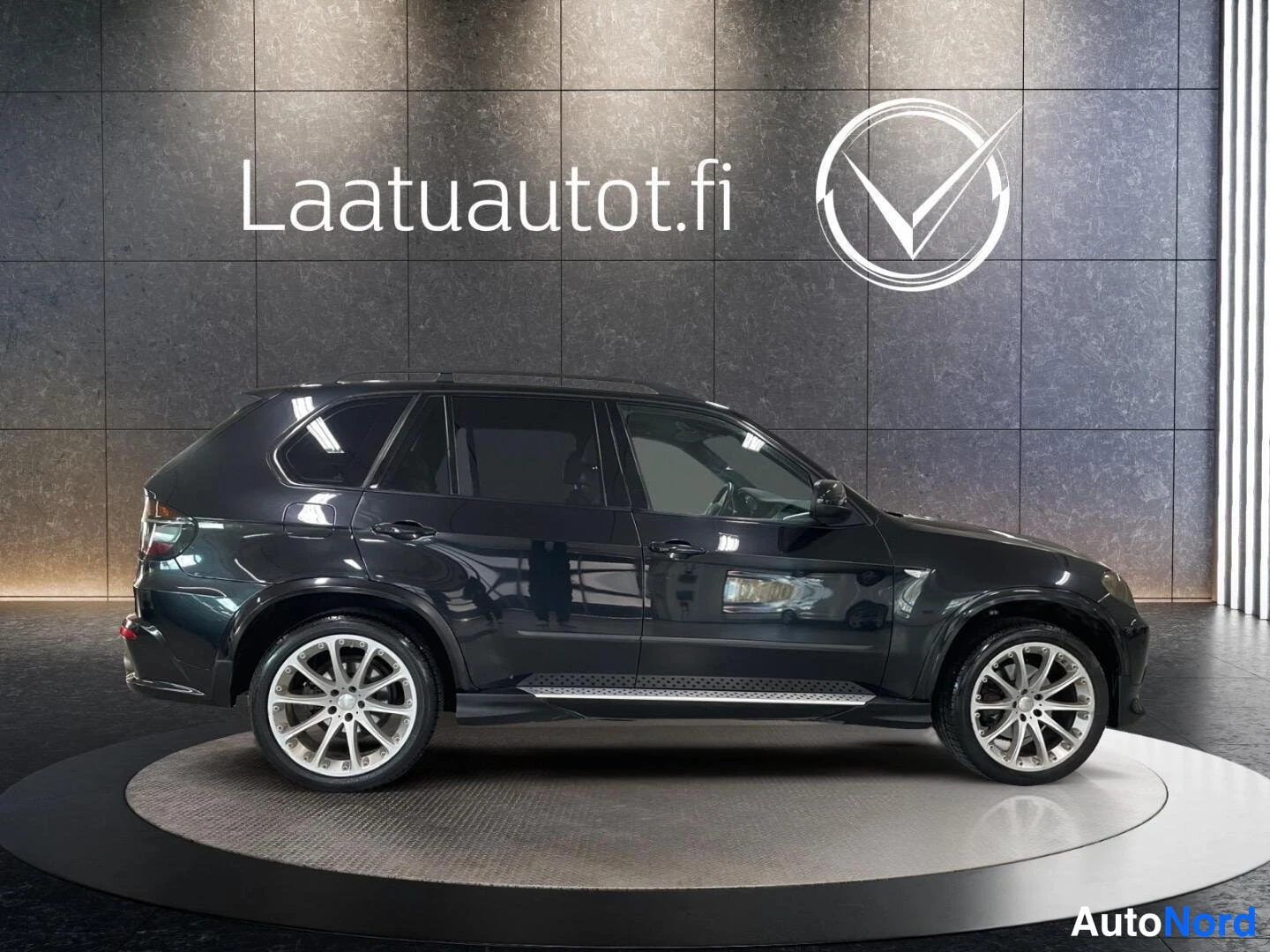 Musta BMW X5 xDrive30d 2007, sivulta, kuva 4