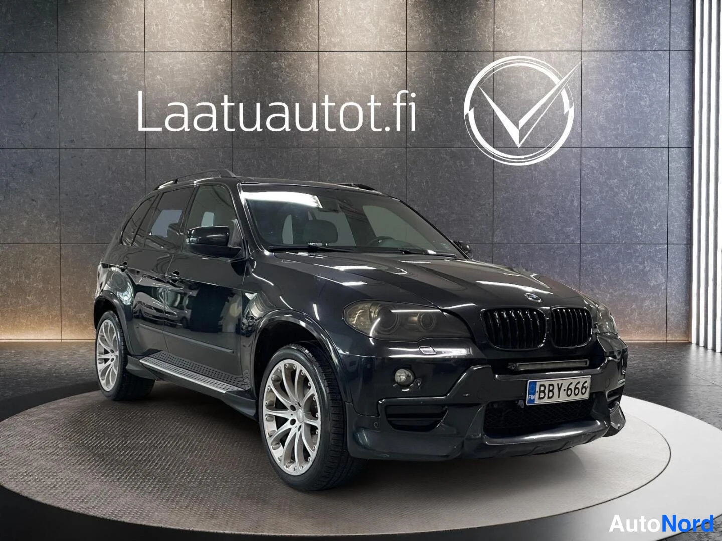 Musta BMW X5 xDrive30d 2007, etuviisto, keula oikealle, kuva 2