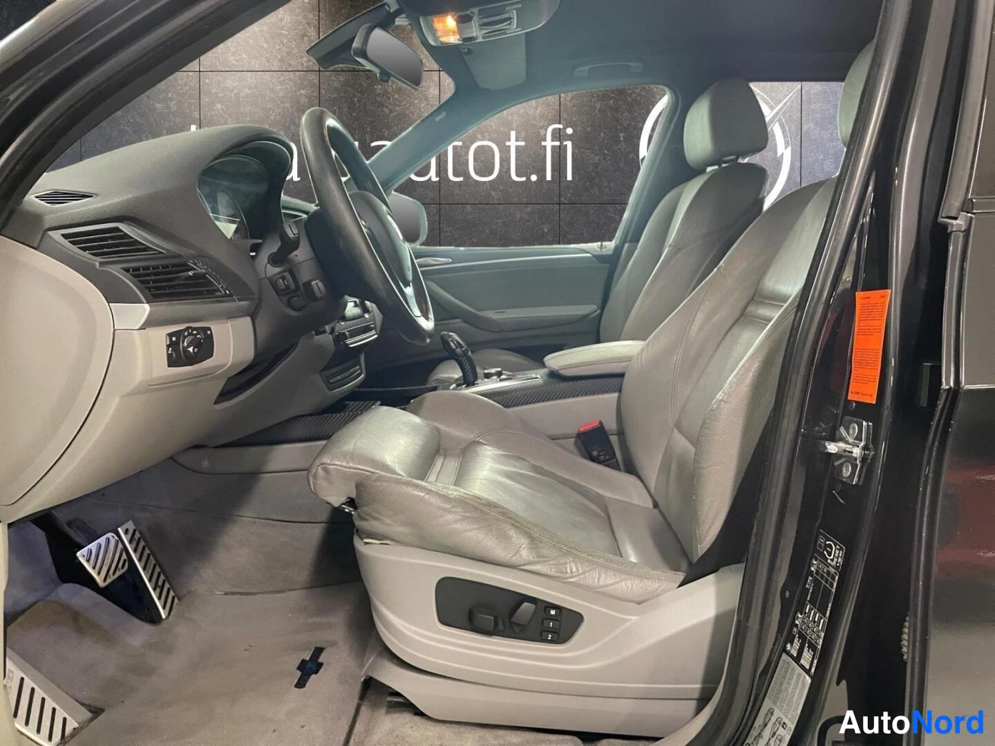 Musta BMW X5 xDrive30d 2007, ohjaamo, kuva 12