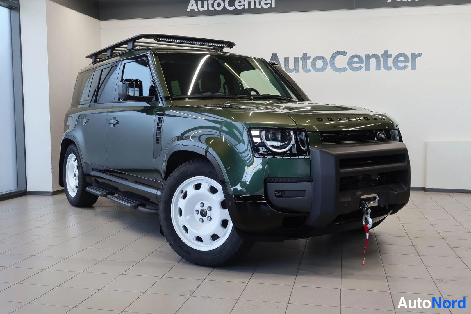 Vihreä Land Rover Defender 110 2026, etuviisto, keula oikealle, kuva 2