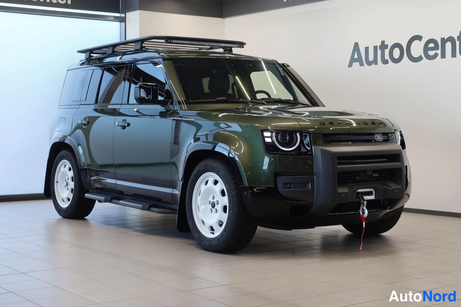 Vihreä Land Rover Defender 110 2026, etuviisto, keula oikealle, kuva 3