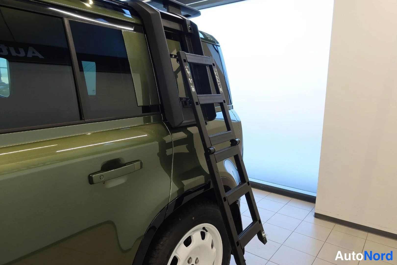 Vihreä Land Rover Defender 110 2026, yksityiskohta, kuva 16