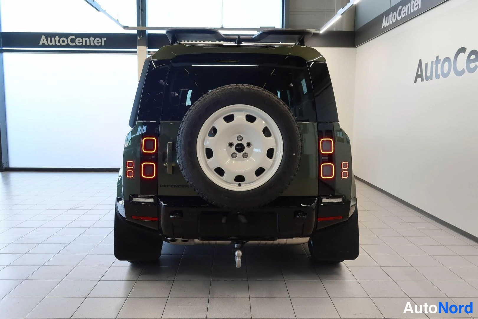Vihreä Land Rover Defender 110 2026, takaa, kuva 10