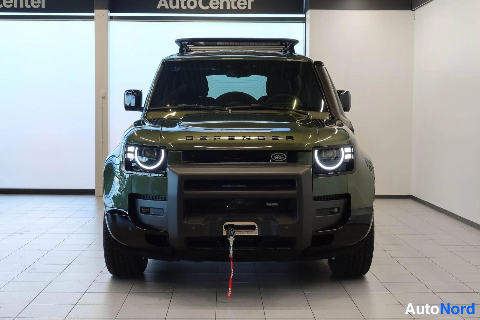 Vihreä Land Rover Defender 110 2026, edestä, kuva 5