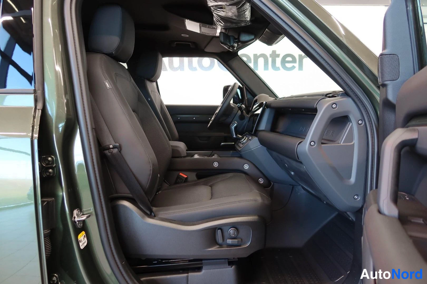 Vihreä Land Rover Defender 110 2026, etuistuimet, kuva 13