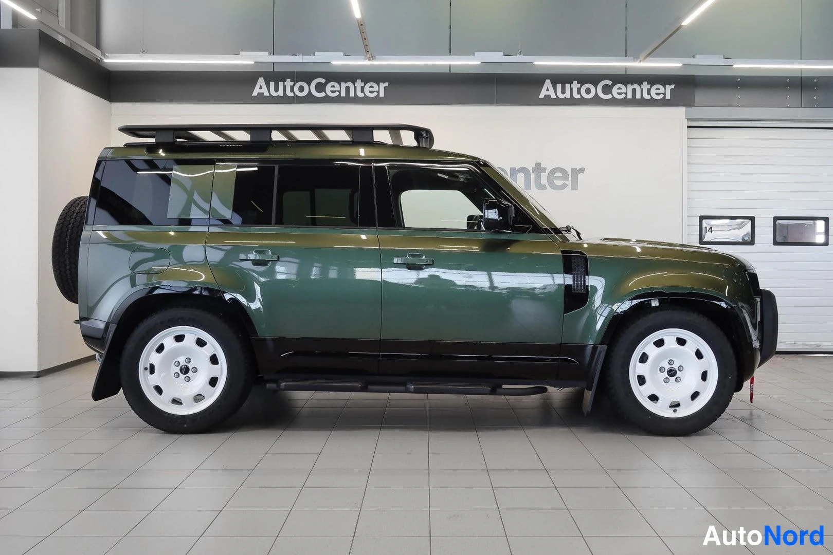 Vihreä Land Rover Defender 110 2026, sivulta, kuva 6
