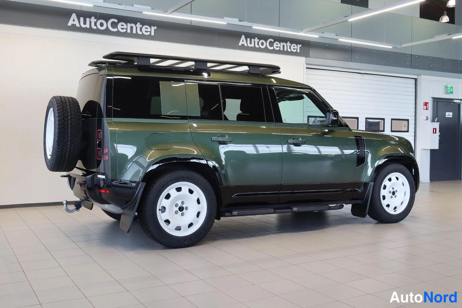 Vihreä Land Rover Defender 110 2026, takaviisto, kuva 8