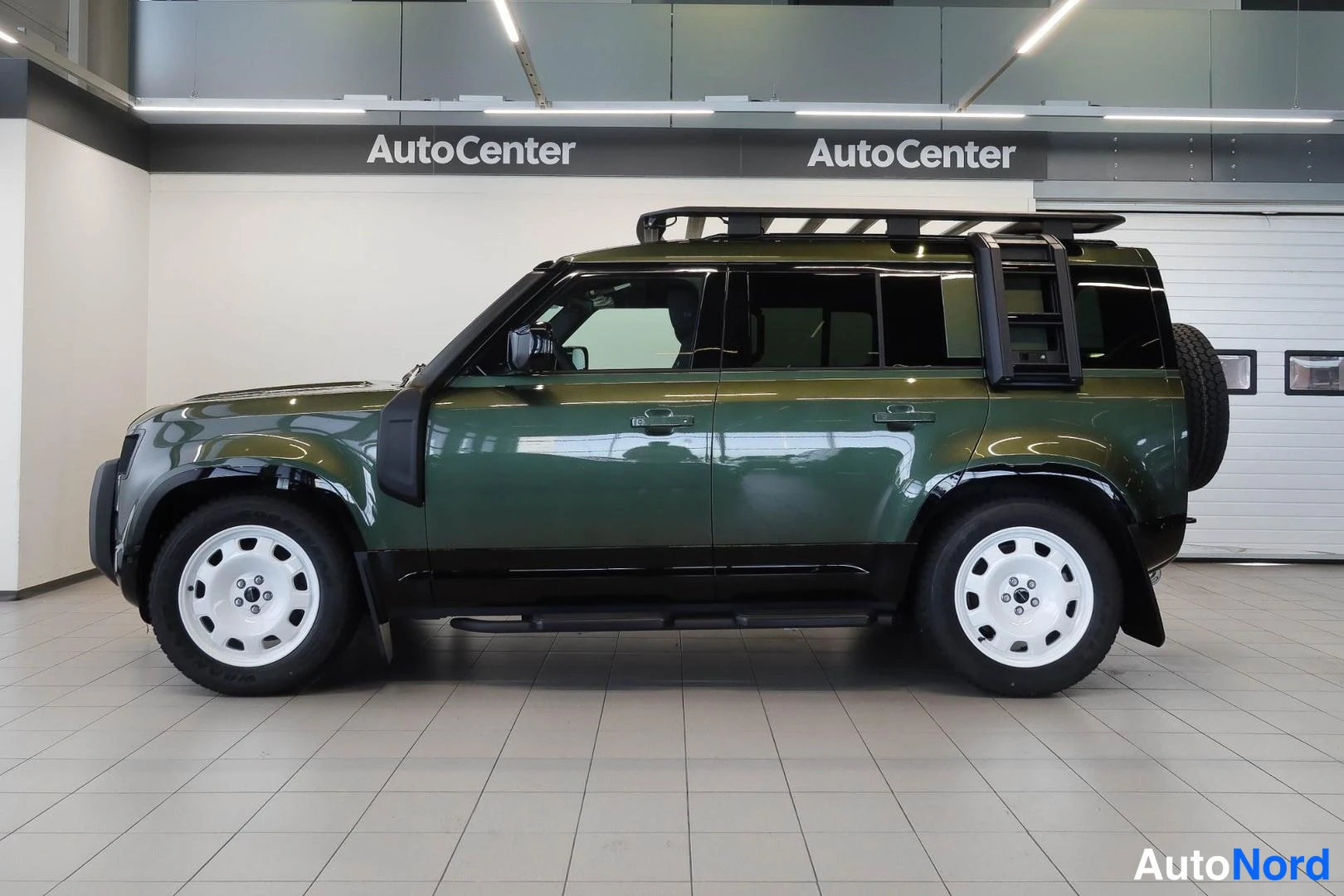 Vihreä Land Rover Defender 110 2026, sivulta, kuva 7