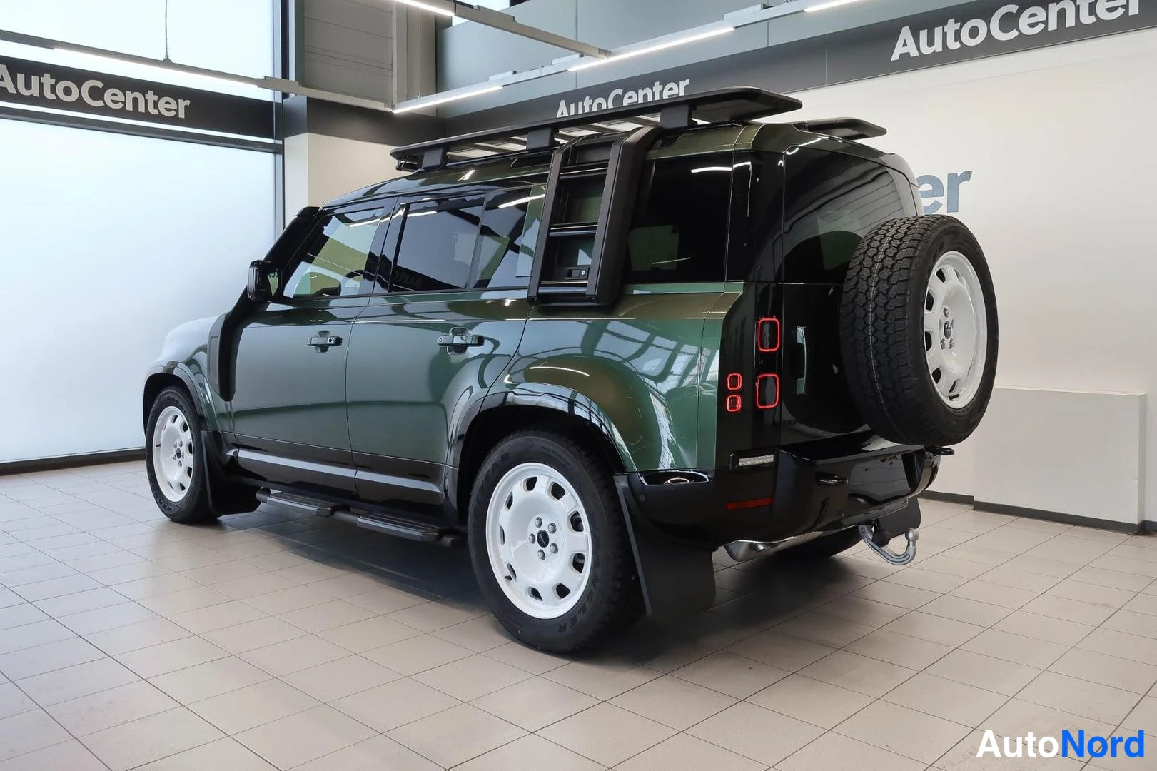 Vihreä Land Rover Defender 110 2026, takaviisto, kuva 9
