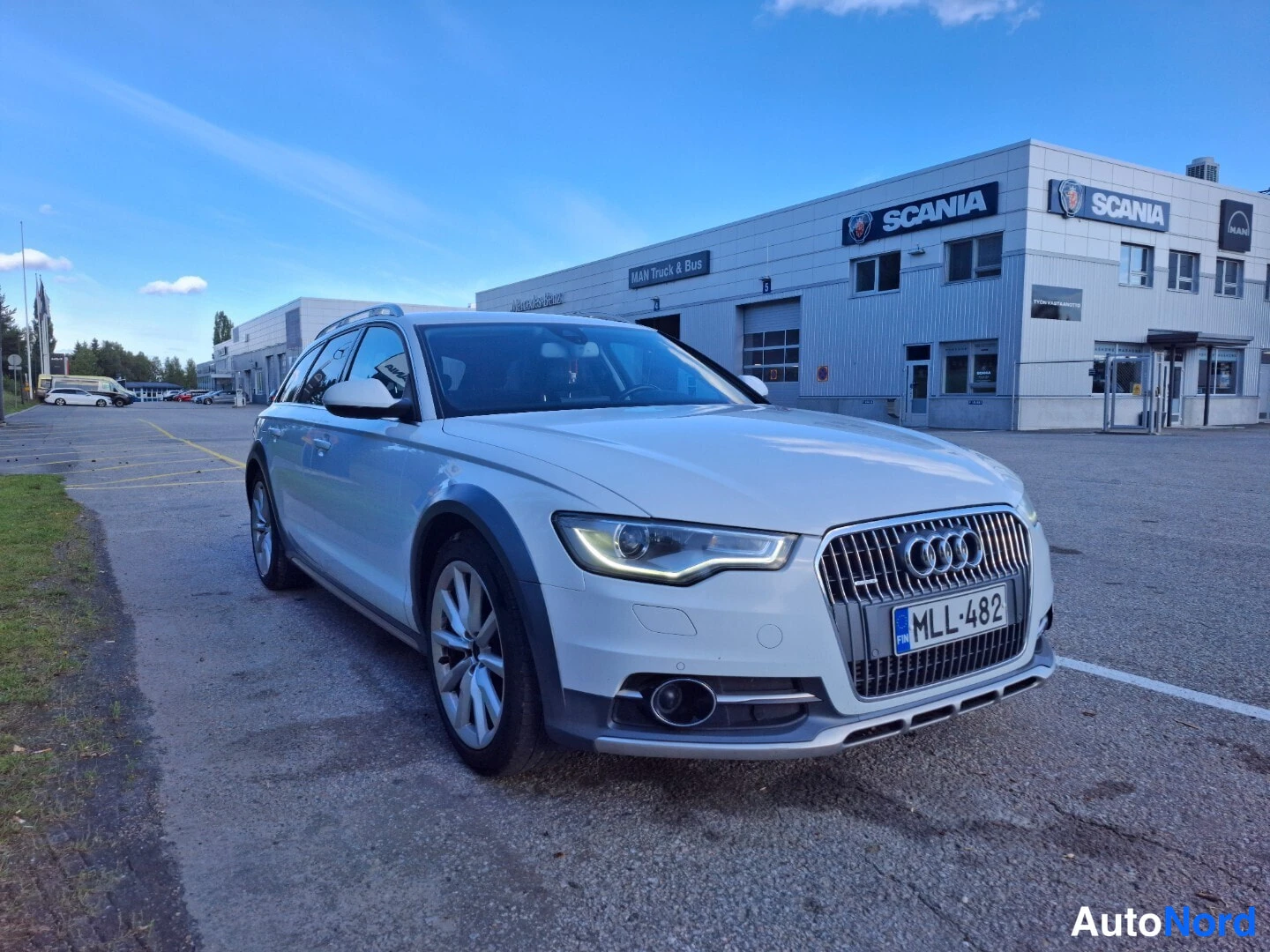 Valkoinen Audi A6 Allroad 2014, etuviisto, keula oikealle, kuva 2