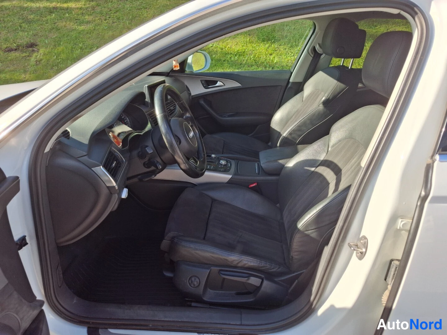 Valkoinen Audi A6 Allroad 2014, ohjaamo, kuva 9