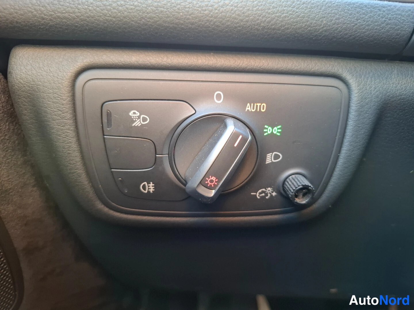 Valkoinen Audi A6 Allroad 2014, yksityiskohta, kuva 19