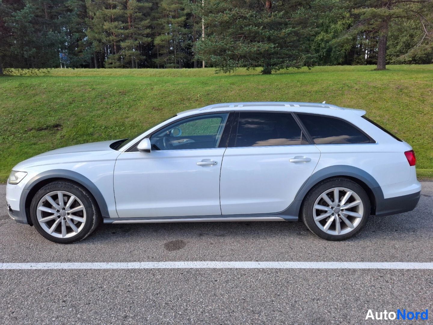 Valkoinen Audi A6 Allroad 2014, takaviisto, kuva 3