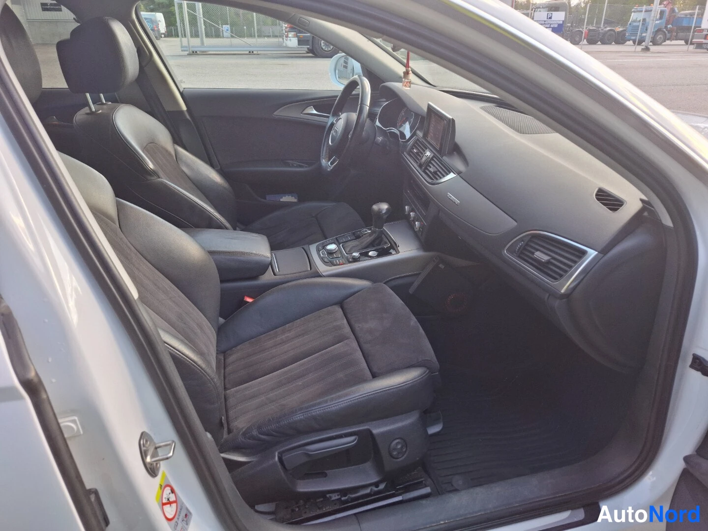 Valkoinen Audi A6 Allroad 2014, etuistuimet, kuva 10