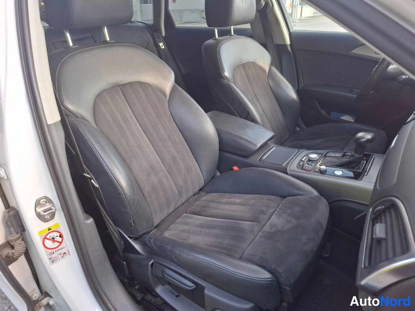 Valkoinen Audi A6 Allroad 2014, etuistuimet, kuva 11