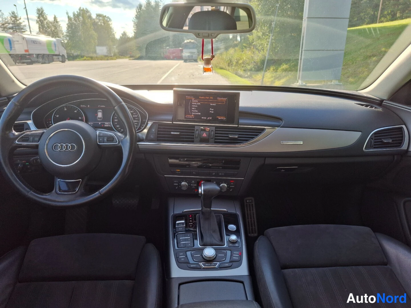 Valkoinen Audi A6 Allroad 2014, ohjaamo, kuva 8