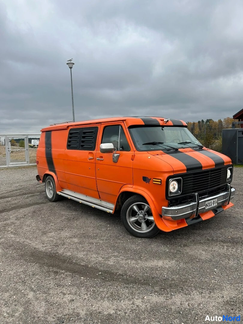 Oranssi Chevrolet Chevy Van 1990, etuviisto, keula oikealle, kuva 2