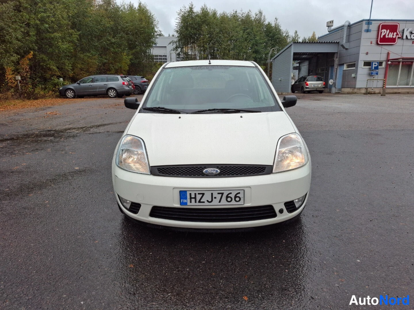 Valkoinen Ford Fiesta 2003, edestä, kuva 4