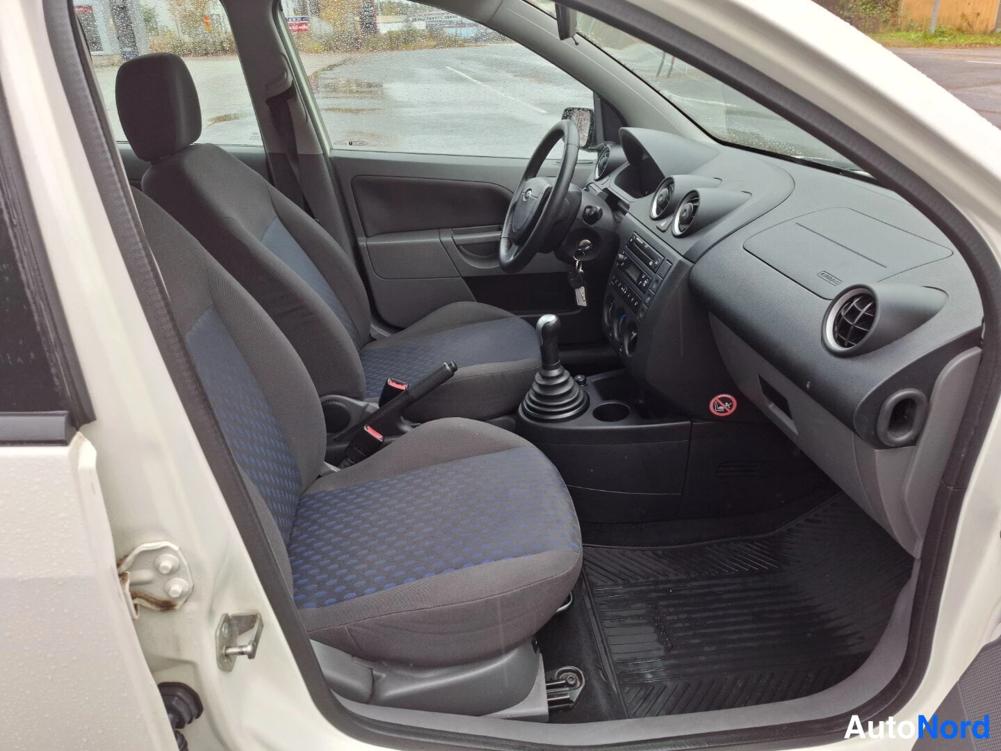 Valkoinen Ford Fiesta 2003, etuistuimet, kuva 11