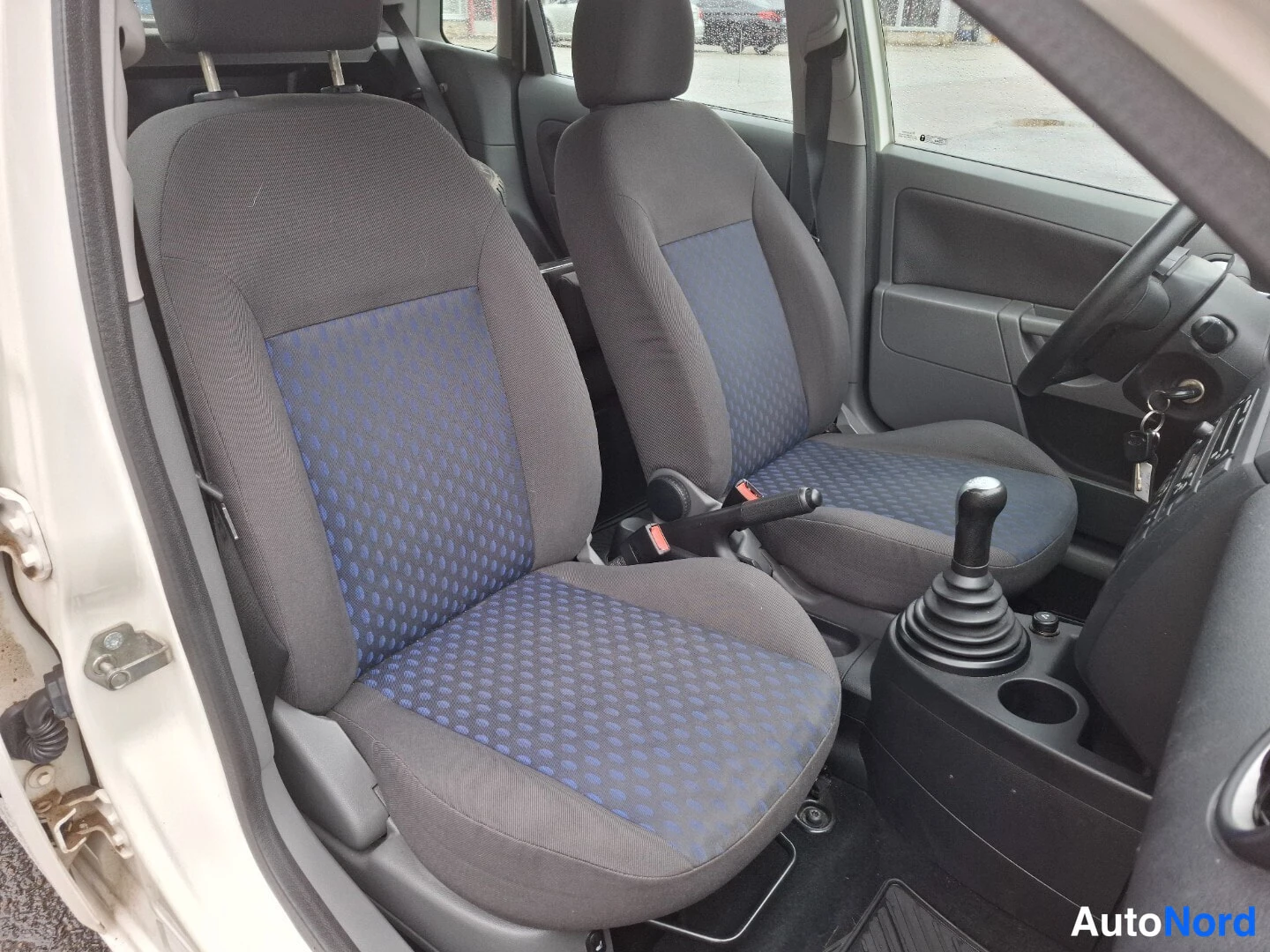Valkoinen Ford Fiesta 2003, etuistuimet, kuva 12