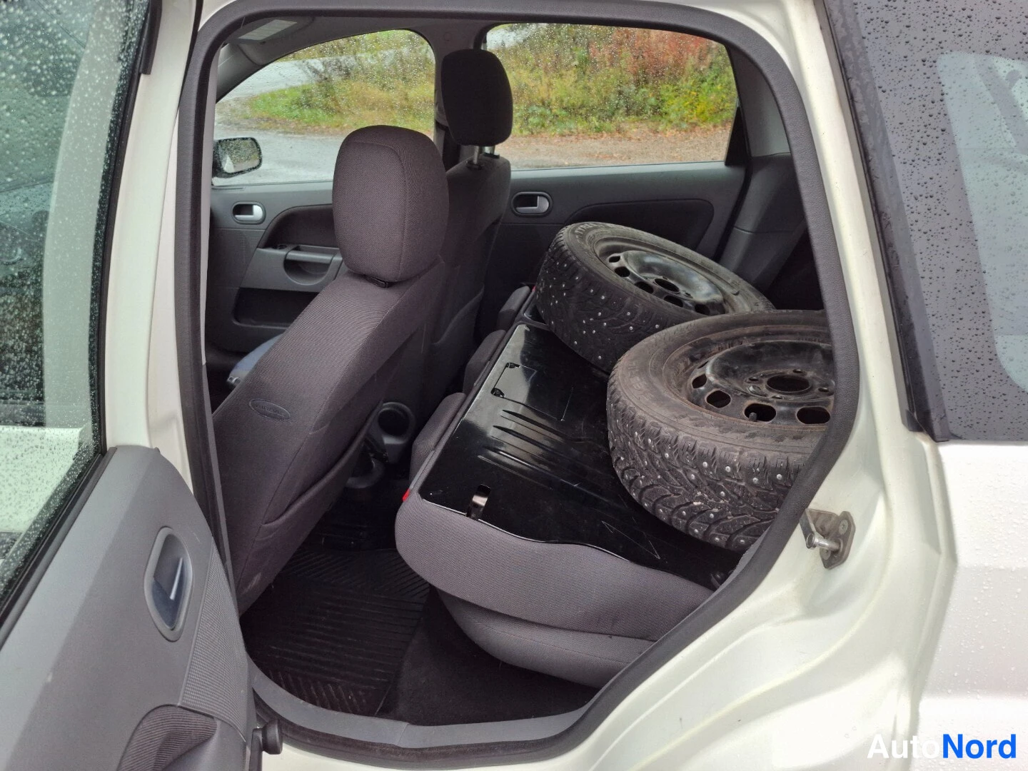 Valkoinen Ford Fiesta 2003, tavaratila, kuva 14