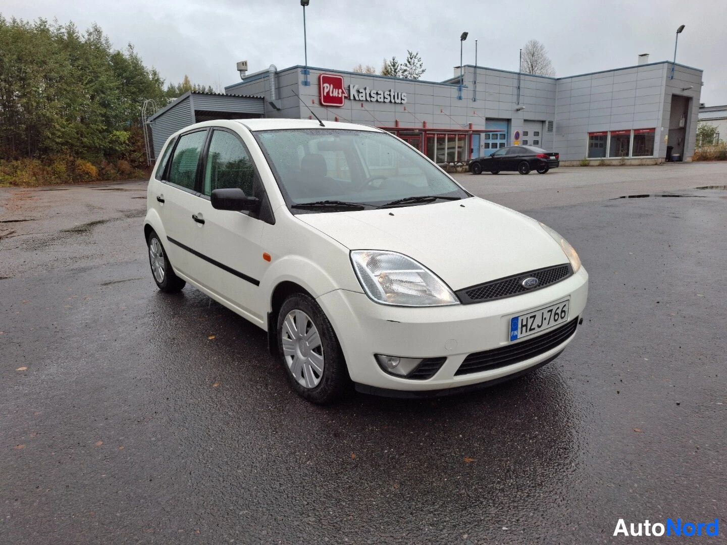 Valkoinen Ford Fiesta 2003, etuviisto, keula oikealle, kuva 2