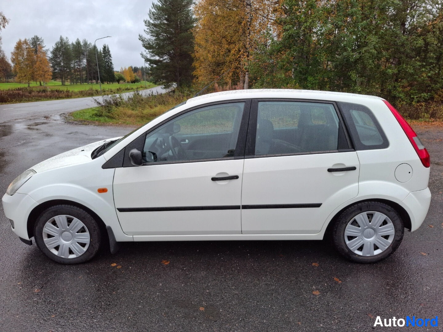 Valkoinen Ford Fiesta 2003, sivulta, kuva 5