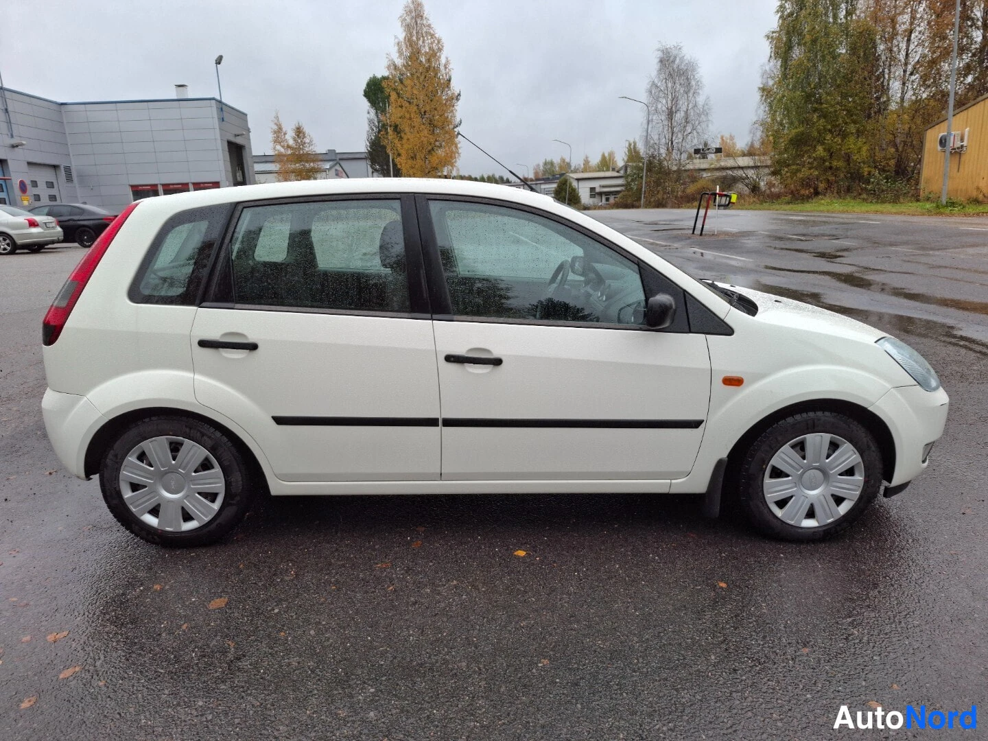 Valkoinen Ford Fiesta 2003, etuviisto, keula oikealle, kuva 3
