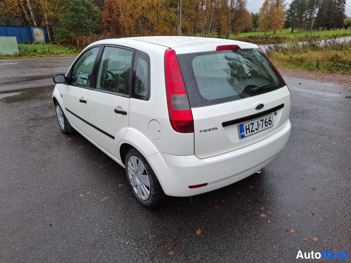 Valkoinen Ford Fiesta 2003, takaviisto, kuva 6