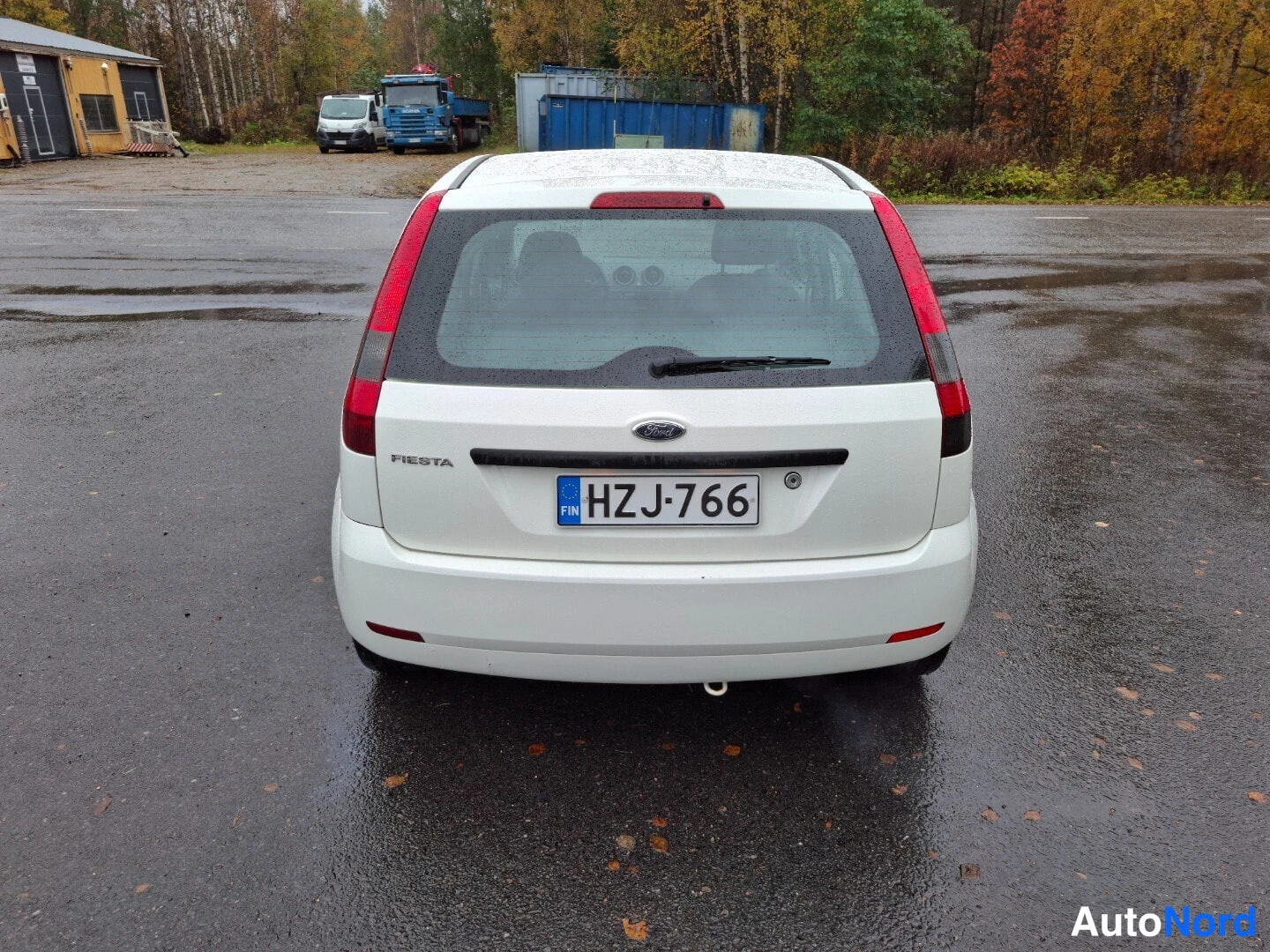 Valkoinen Ford Fiesta 2003, takaa, kuva 8