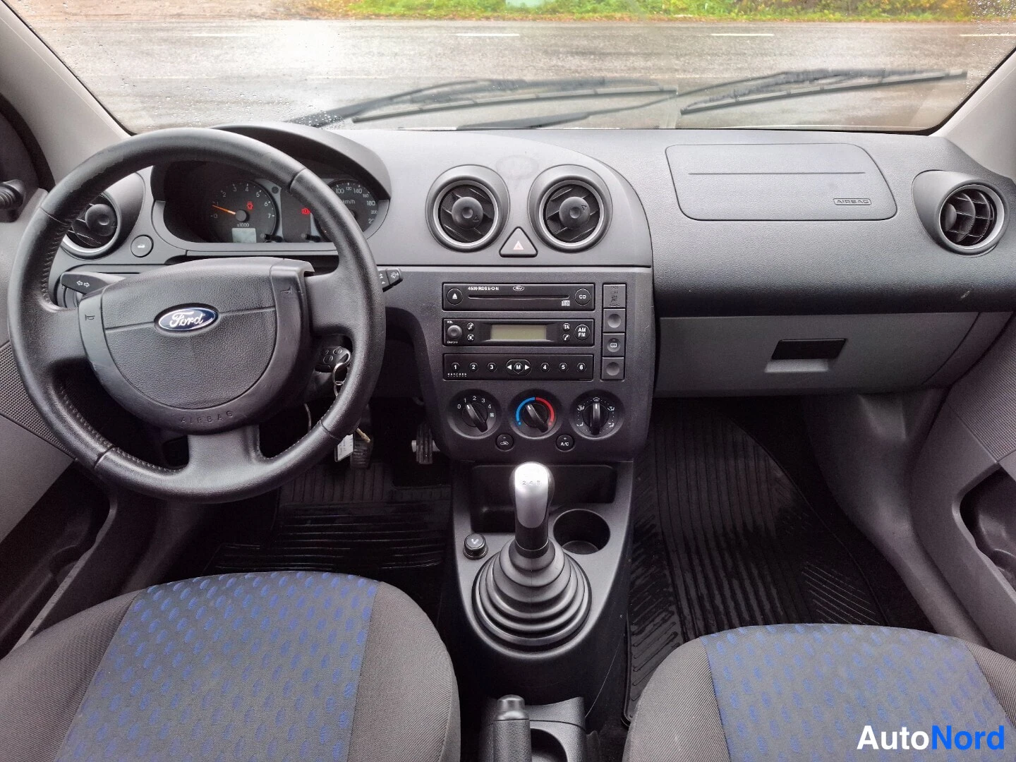 Valkoinen Ford Fiesta 2003, ohjaamo, kuva 9