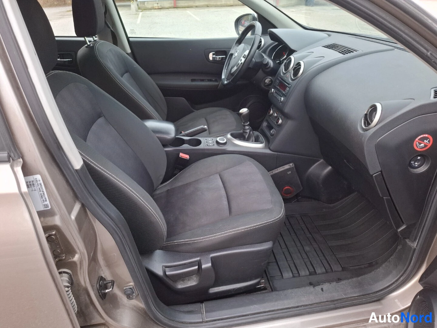 Beige Nissan Qashqai 2012, ohjaamo, kuva 11