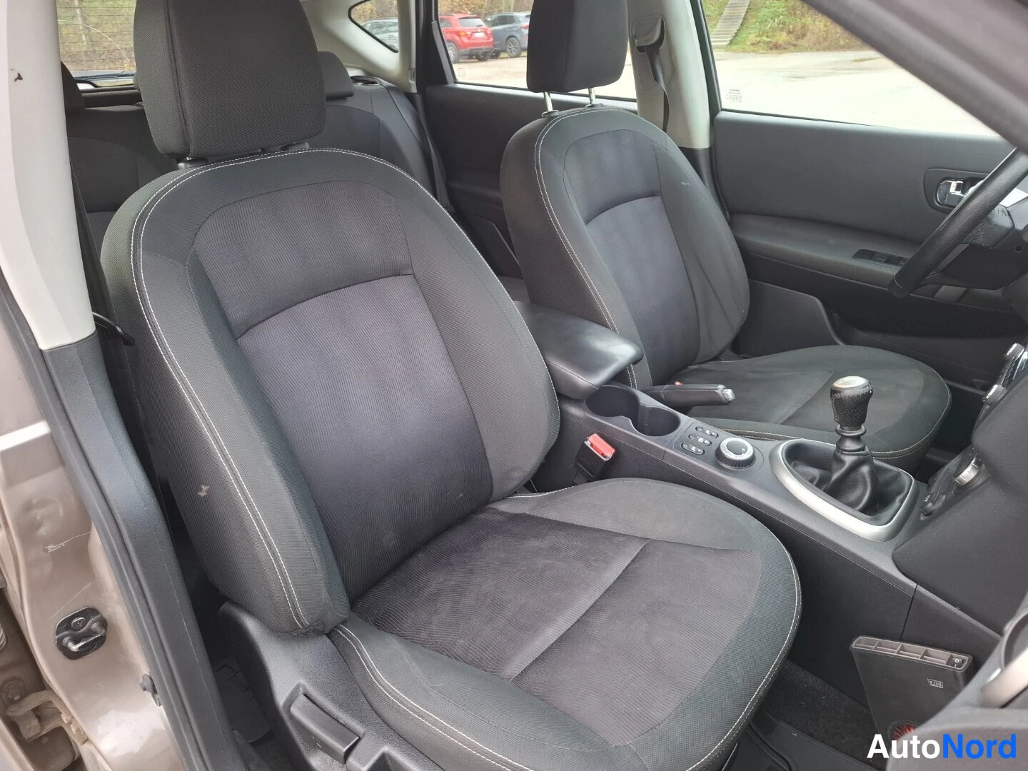 Beige Nissan Qashqai 2012, etuistuimet, kuva 12