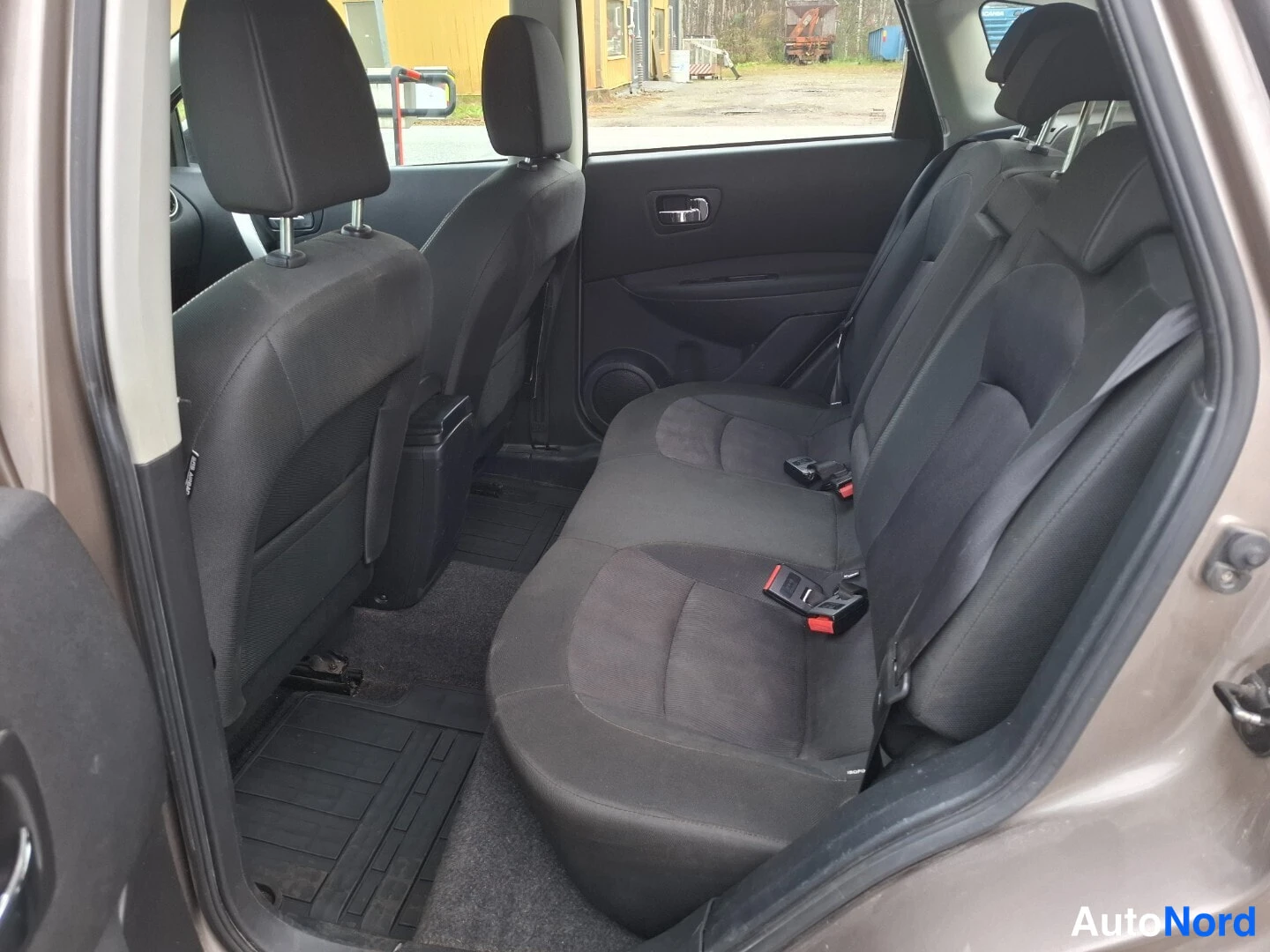 Beige Nissan Qashqai 2012, takaistuimet, kuva 13