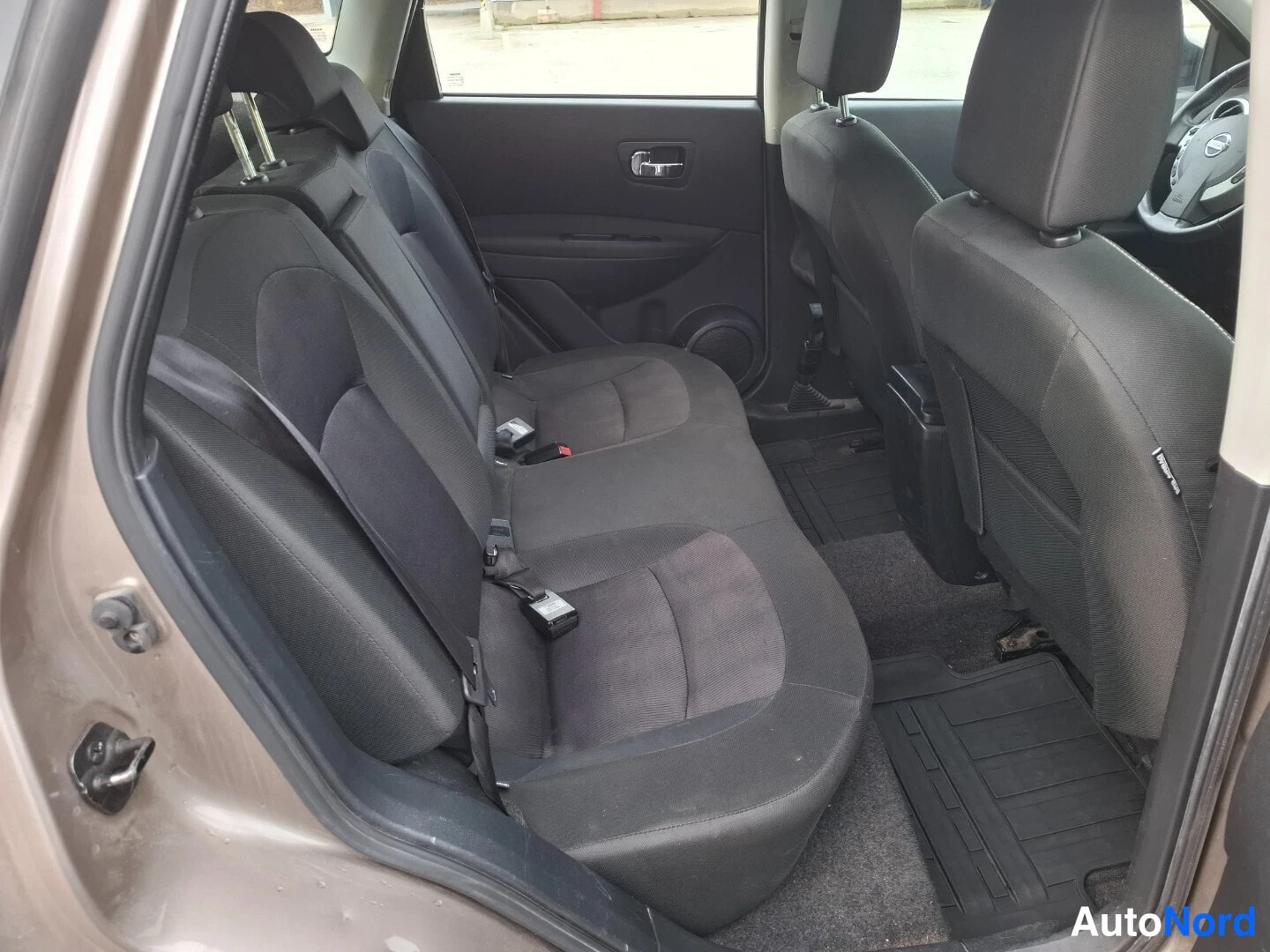 Beige Nissan Qashqai 2012, takaistuimet, kuva 14