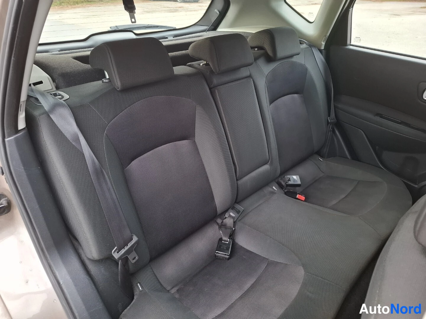 Beige Nissan Qashqai 2012, takaistuimet, kuva 15