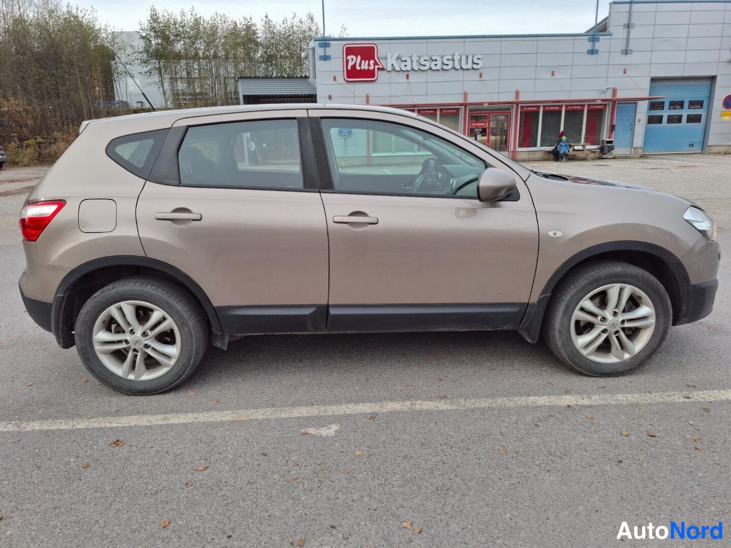 Beige Nissan Qashqai 2012, etuviisto, keula oikealle, kuva 4