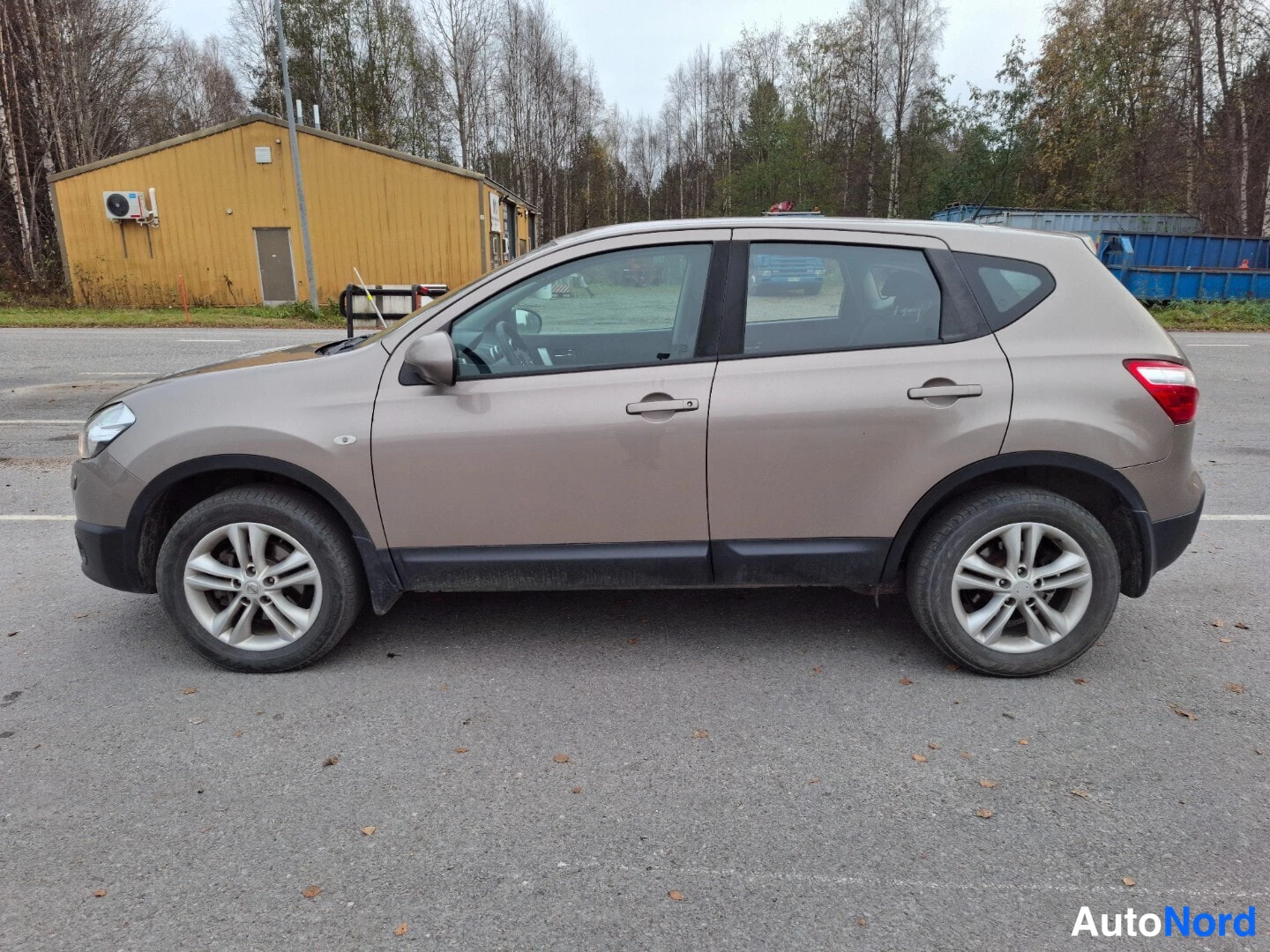 Beige Nissan Qashqai 2012, etuviisto, keula vasemmalle, kuva 2