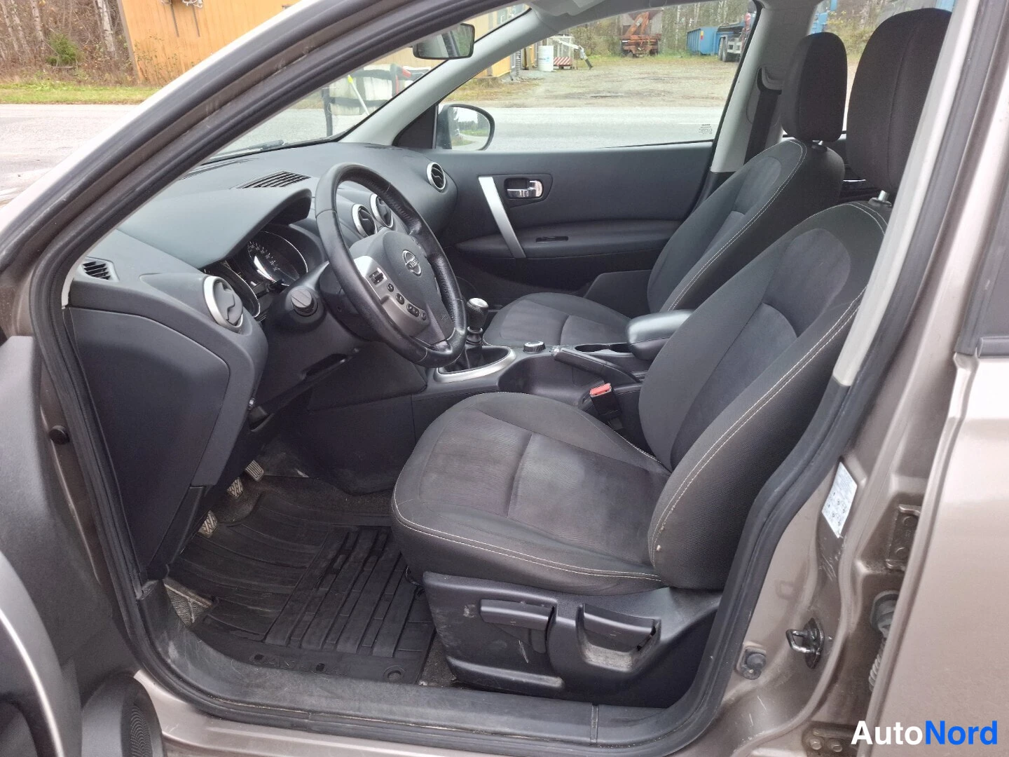 Beige Nissan Qashqai 2012, ohjaamo, kuva 9