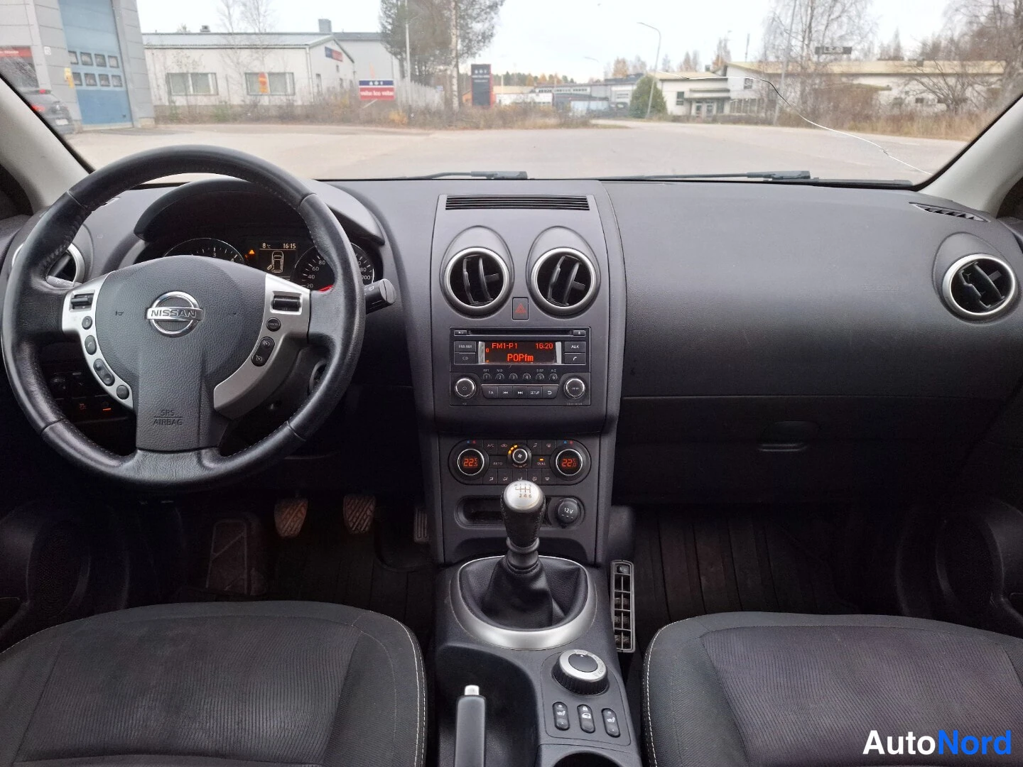 Beige Nissan Qashqai 2012, ohjaamo, kuva 10