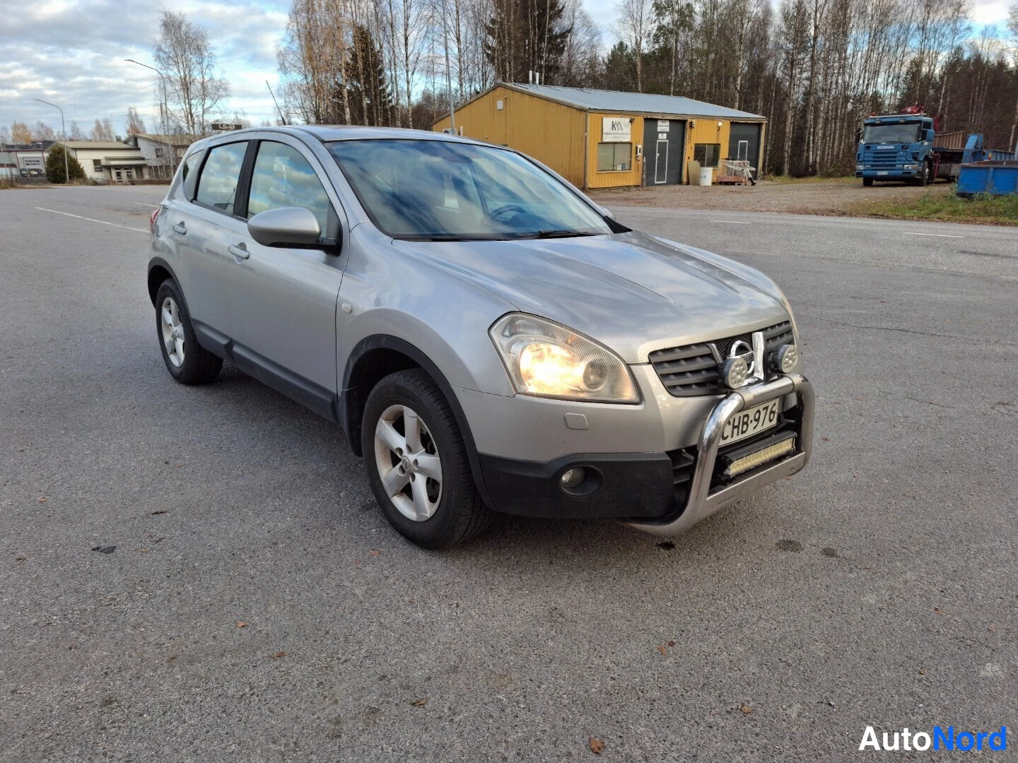 Hopea Nissan Qashqai 2009, etuviisto, keula oikealle, kuva 2