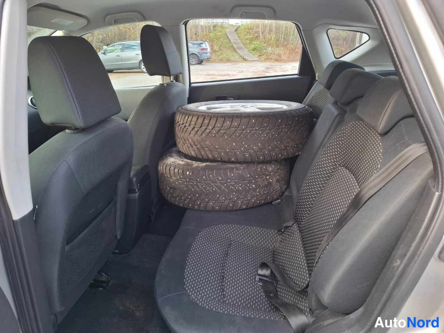 Hopea Nissan Qashqai 2009, takaistuimet, kuva 13